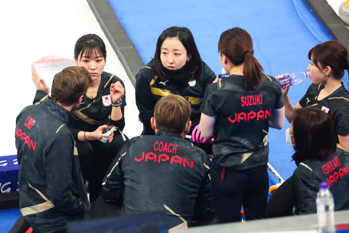 カーリング女子決勝での「もぐもぐタイム」（写真：YUTAKA/アフロスポーツ）
