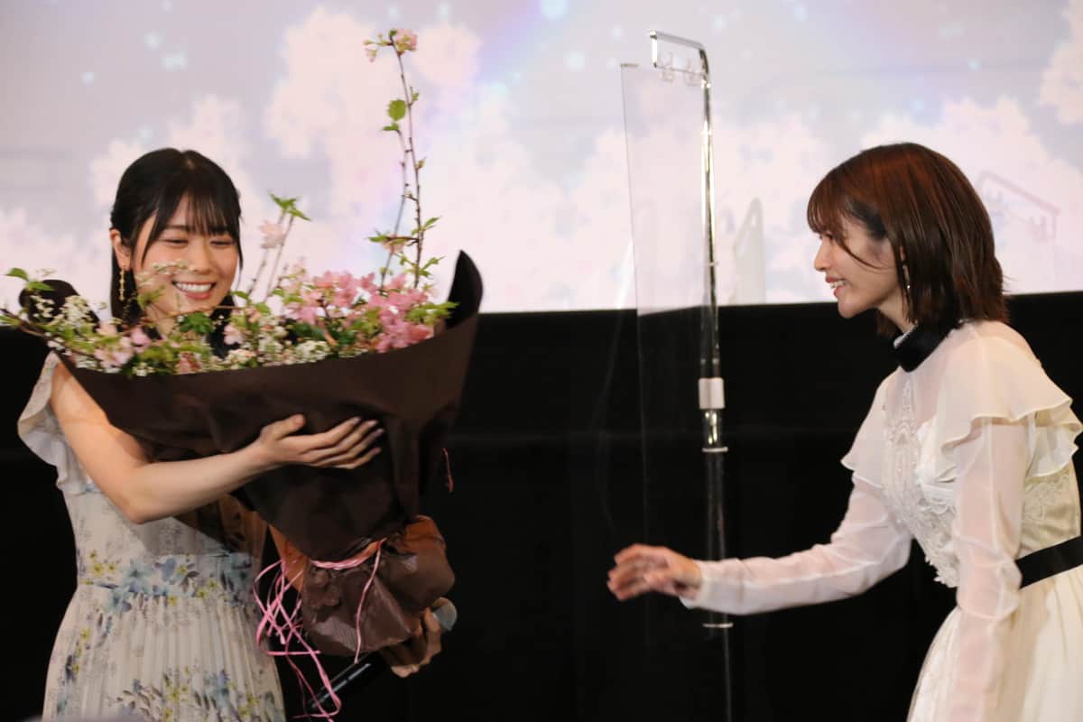 2月で21歳になった丹生さんに竹達さんから花束をプレゼント