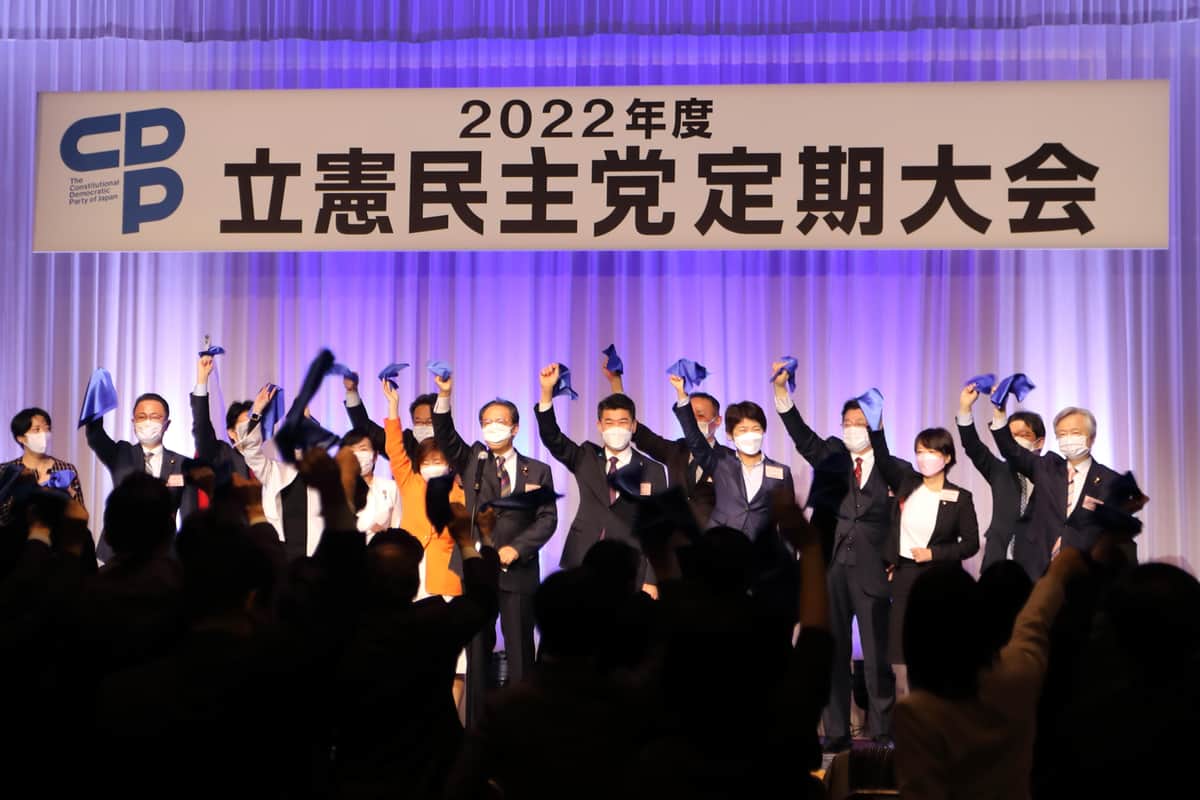 立憲民主党は泉健太代表の就任後初めて定期党大会を開いた。「ガンバロー」のかけ声の代わりに、青色のハンカチを振って参院選に向けての決意を示した
