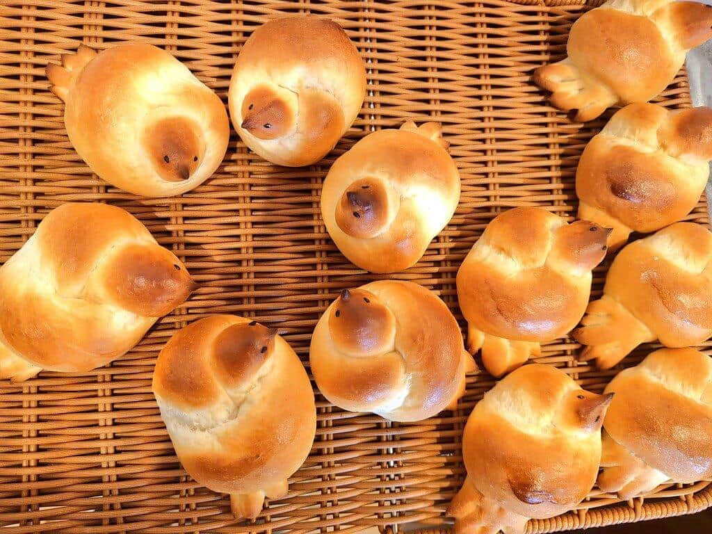 ウクライナの「鳥型パン」焼き始めたパン屋店主の思い（「ベーカリー兎座Lepus」店主のツイートより）