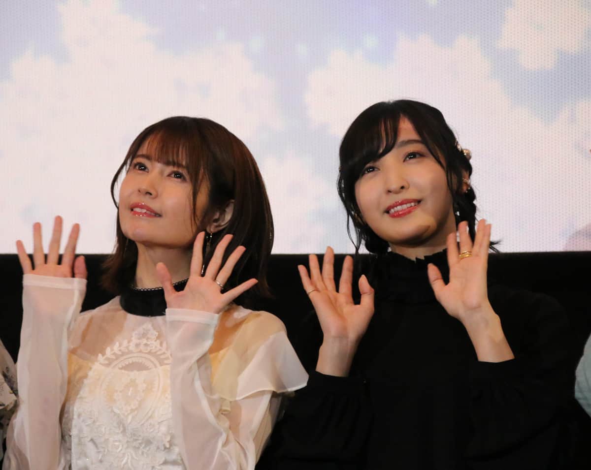 佐倉綾音さん（右）と竹達彩奈さん（左）