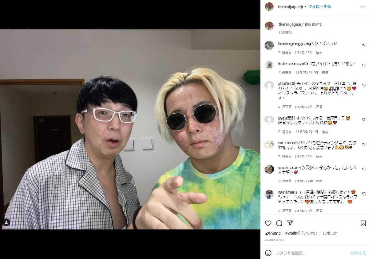 木下大維志くん（右）と父・木下博勝さん。大維志くんのインスタグラム（＠therealjaguarjr）より