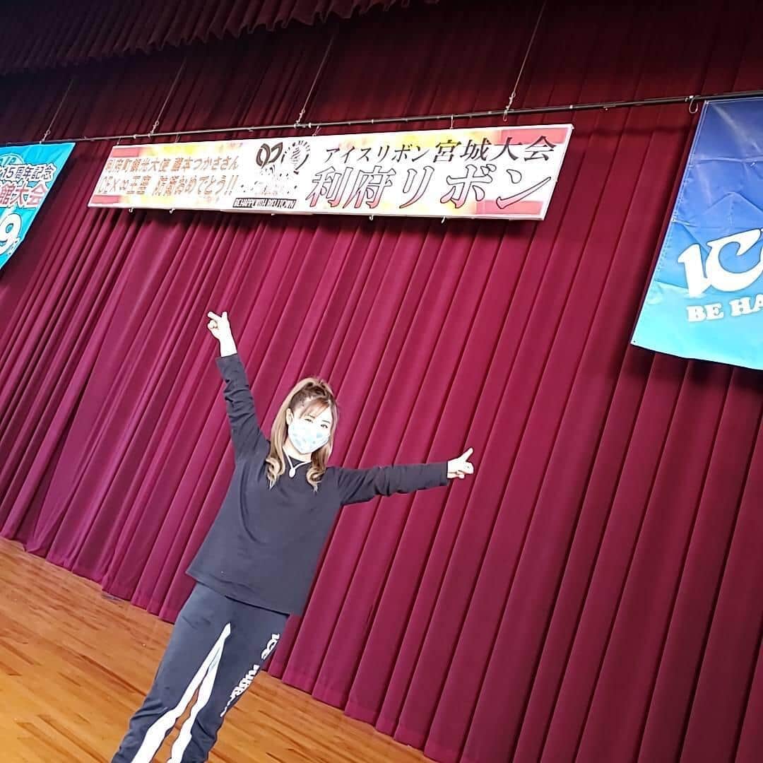「利府リボン」会場でポーズをとる藤本つかささん