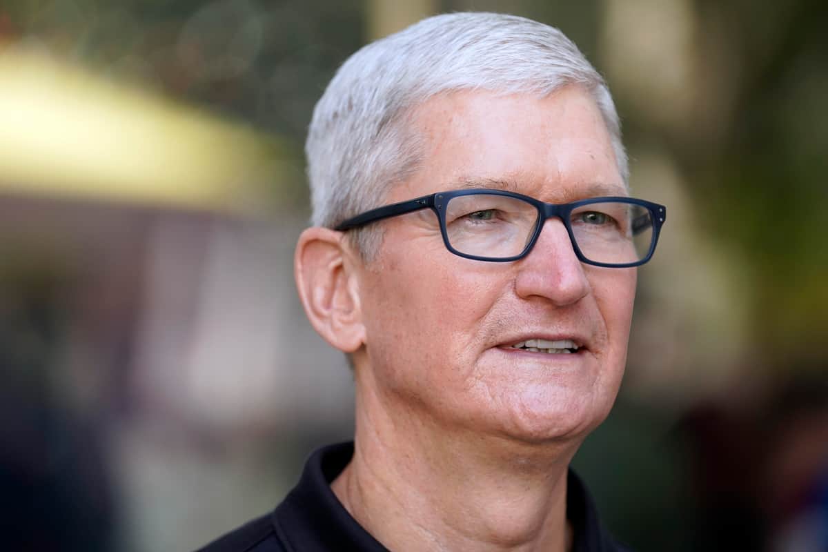 アップルCEO「反戦ファッション」で登壇か　ウクライナ色コーデに反響「粋な計らい」