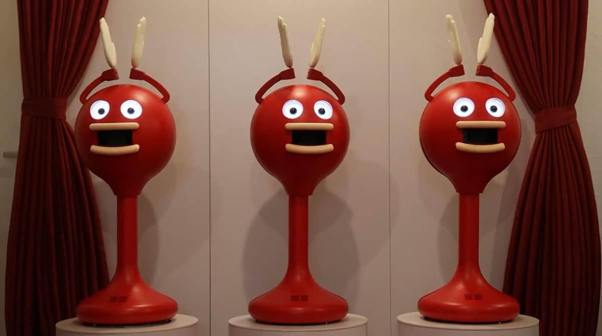 「マツケンサンバ」を歌って踊る...謎のロボが注目の的に　なぜ開発？メーカーに聞いた