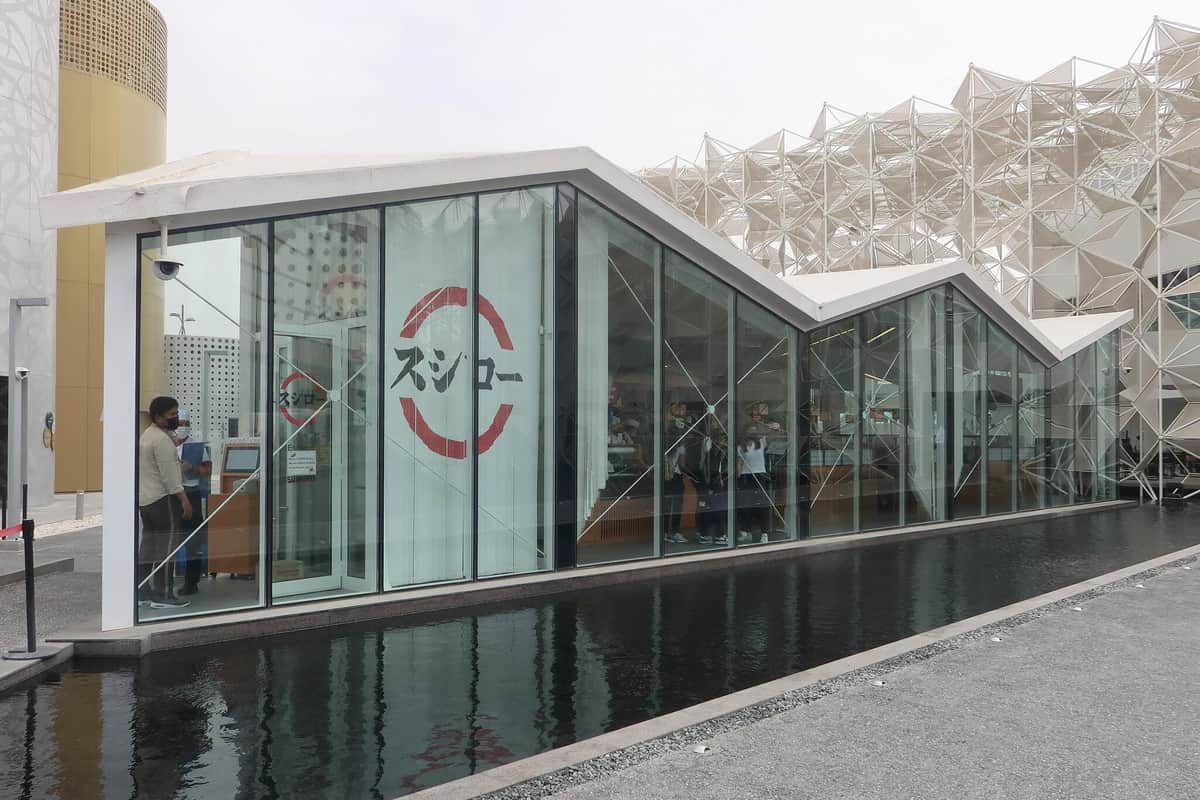 敷地内には回転寿司チェーン「スシロー」も出店