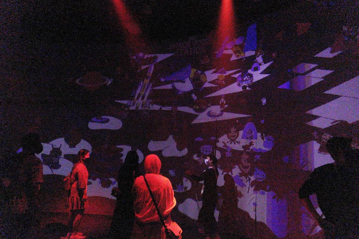 日本館の最後のコーナー「アイディアの出会い」では、自分のアバターがスクリーンに映し出される