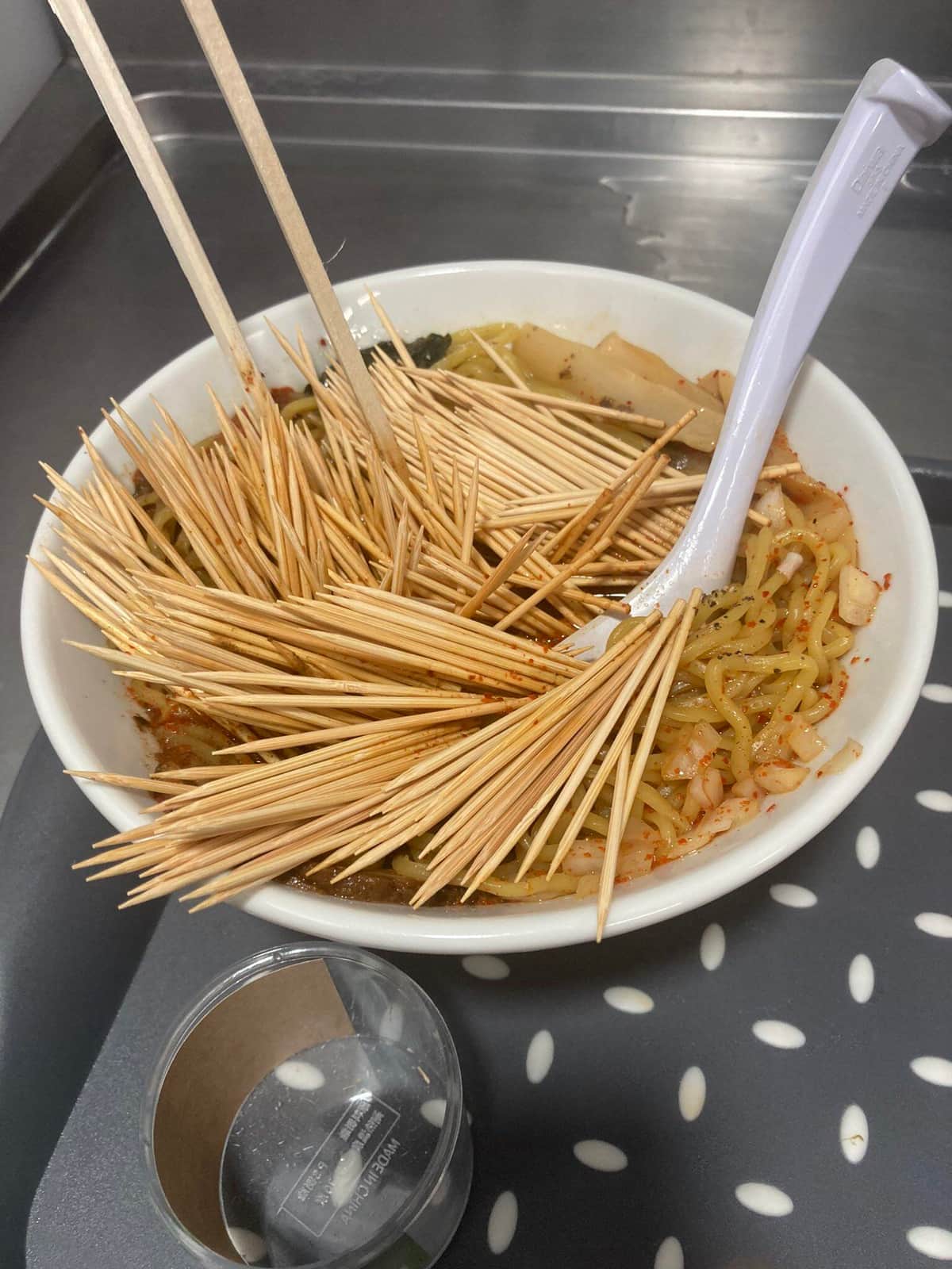 出したラーメンが無残な姿に（「いっけんめ」公式ツイッターから）