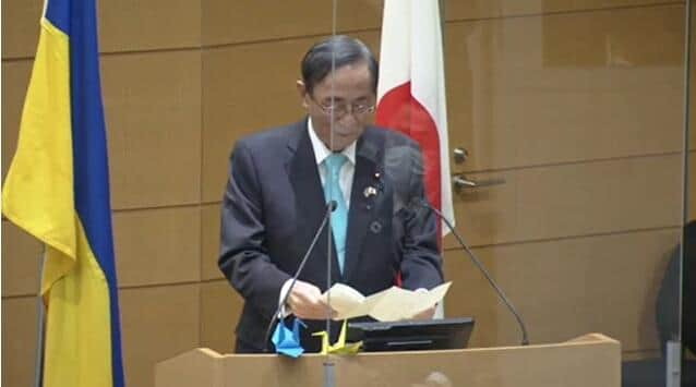 発言者席に折り鶴（衆議院インターネット審議中継ページより）