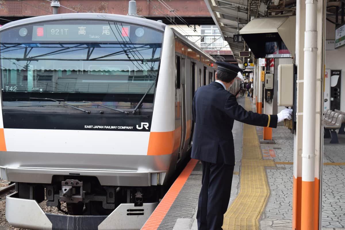 従来からのツーマン線区では車掌が発車時刻にホームのスイッチを扱う