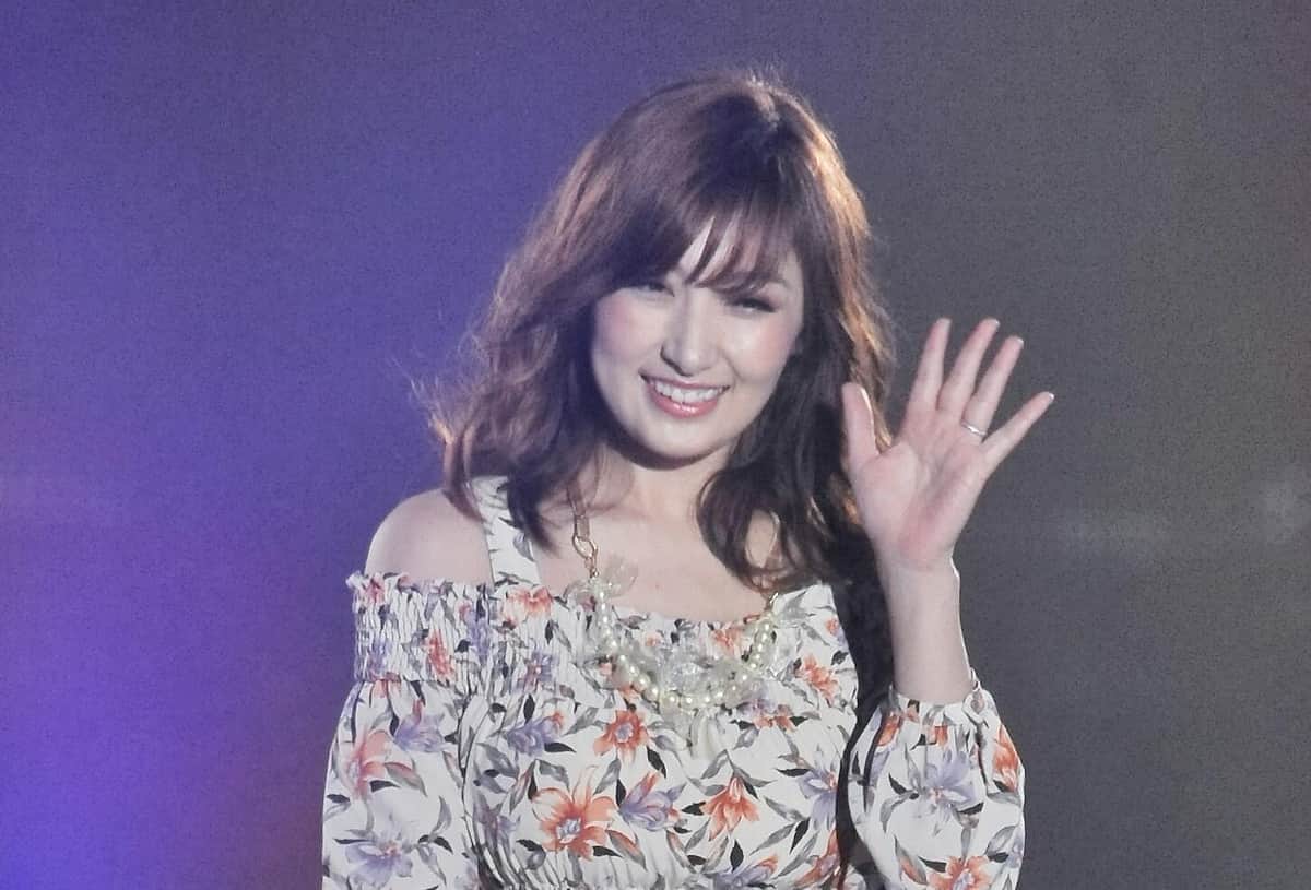 熊田曜子「17年ぶりに水着でテレビ出演させてもらった」 視聴者「腹筋すごすぎる」と驚き