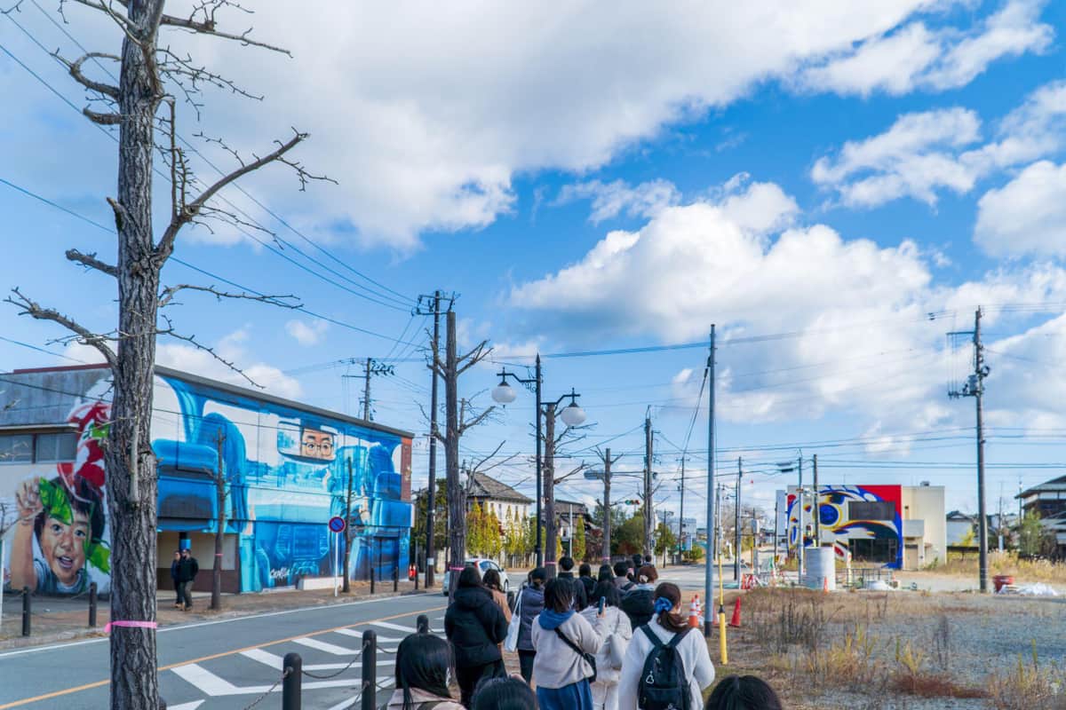 「双葉タウンストーリーツアー」で、町を歩く参加者（写真提供：F-ATRAs）