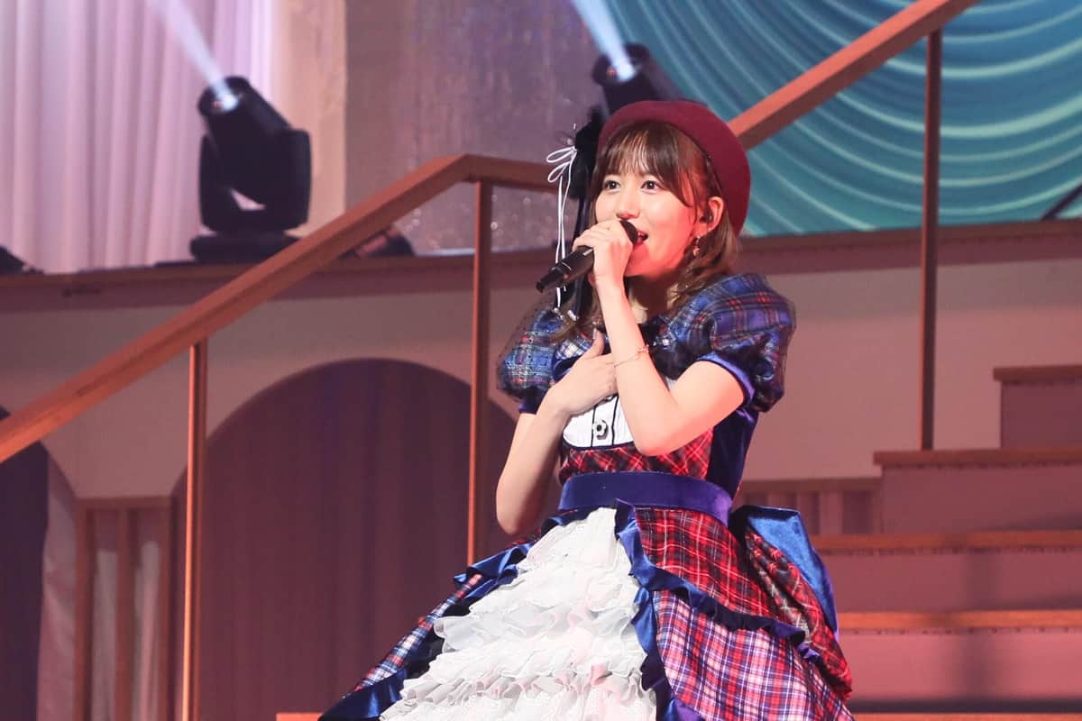 チェック柄の卒業ドレスに身を包んでパフォーマンスする大場美奈さん（c）2022 Zest, Inc. / AEI