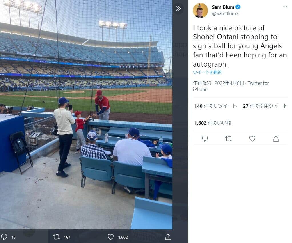 少年ファンにサインする大谷翔平選手。サム・ブラム氏のツイッター（＠SamBlum3）