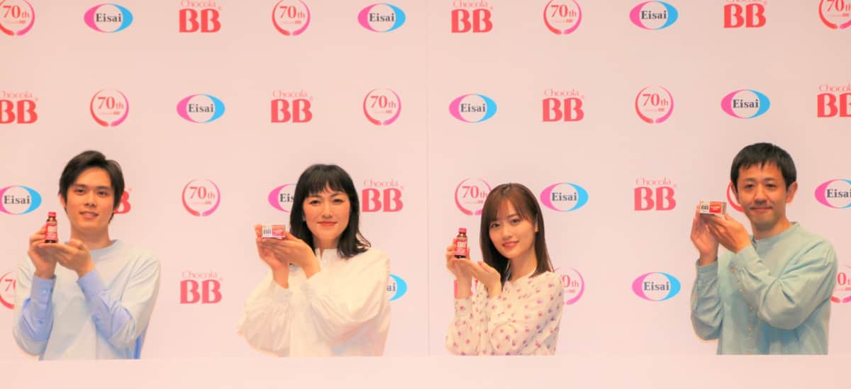 「チョコラBB」新CMに出演する「チョコラ家」の4人。左から細田佳央太さん・板谷由夏さん・山下美月さん・濱津隆之さん