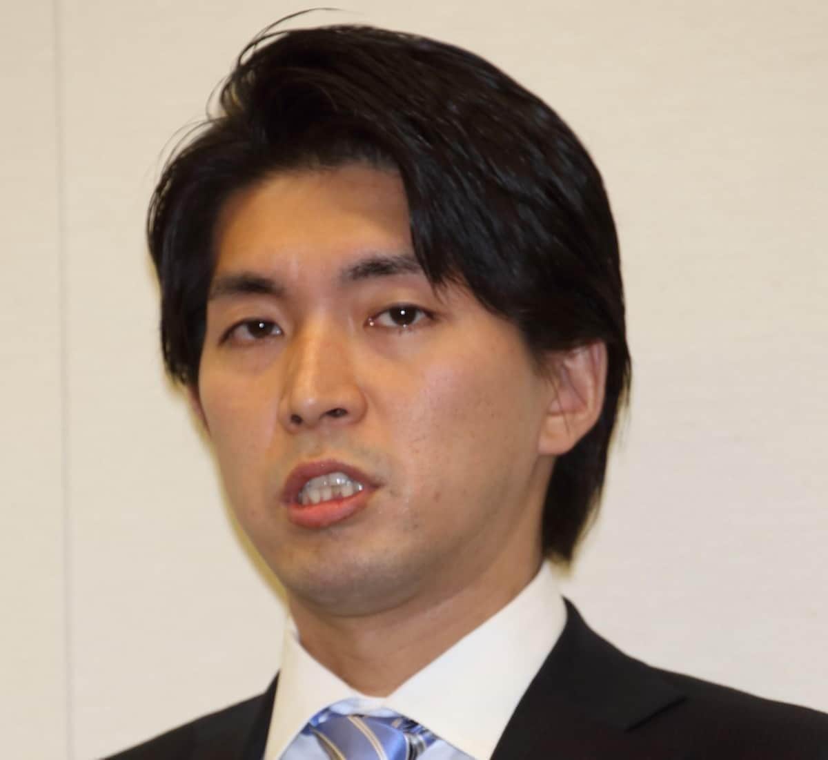 宮崎謙介「不審者丸出し」な尾行姿　小1息子の初登校を見守る「今日だけはこっそり」