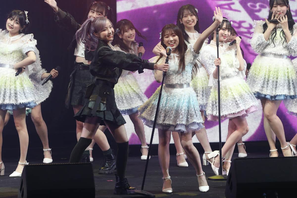 AKB48の本田仁美さん（左）とHKT48の矢吹奈子さん（右）。IZ*ONEの活動終了以来の共演だ