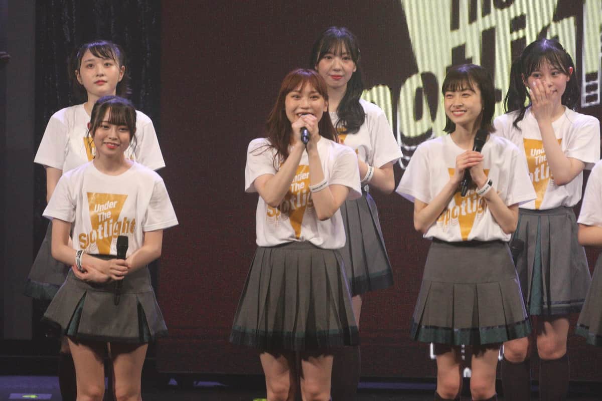 神奈川県・夜公演の終盤にあいさつする4期生の豊永阿紀さん