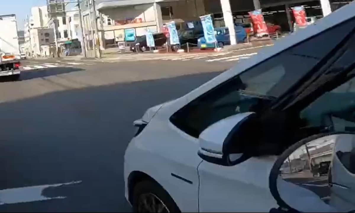 乗用車がバイクの横に近づいて…（Tsu＠kirisameBassさん投稿の動画から）
