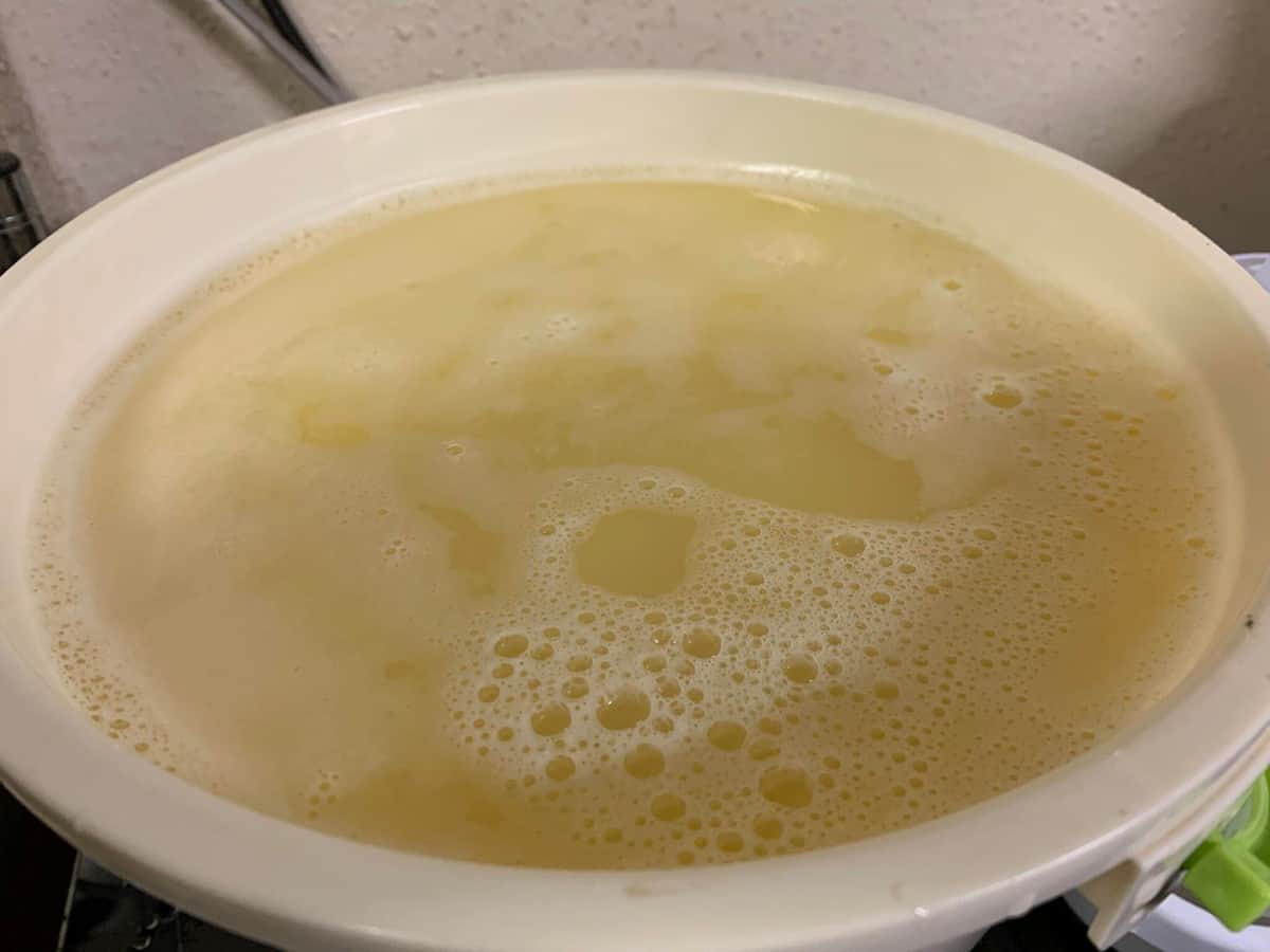 イモに水を加えてミキサーにかけてできた液体