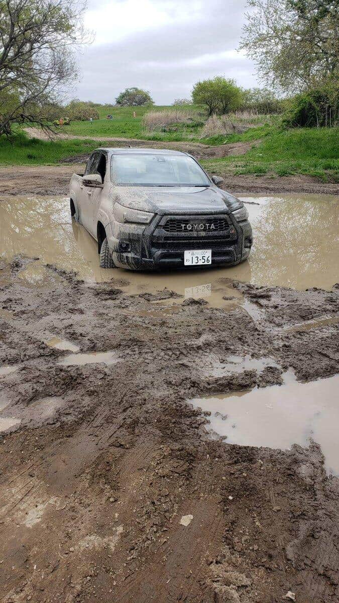 水溜りにはまったレンタカー（写真は、なおと＠Motion_is_lifeさん提供）