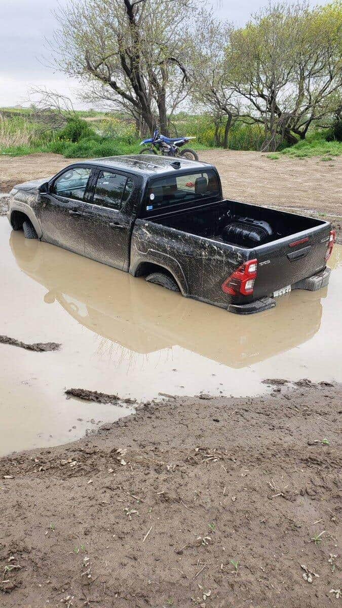 マフラーから水が入りそうだった（写真は、なおと＠Motion_is_lifeさん提供）