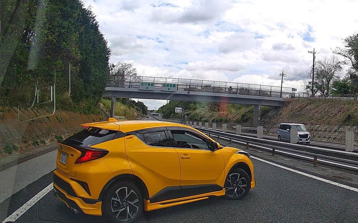 2車線をふさいで横向き停車（被害者提供のドラレコ映像から）