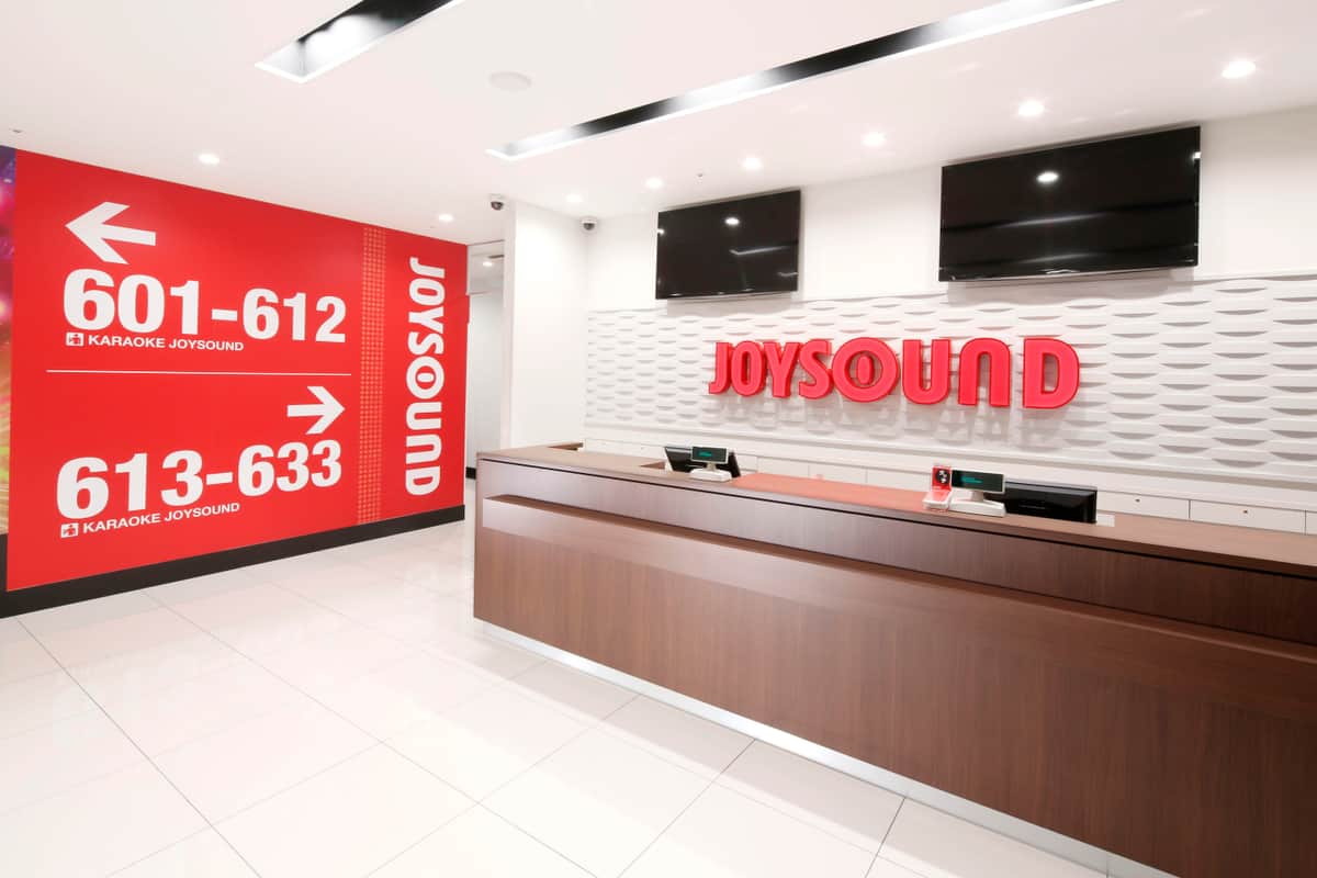 「カラオケでミシン貸出」なぜ実現？　大反響で期間延長、異色サービスの背景に「意外な歴史」