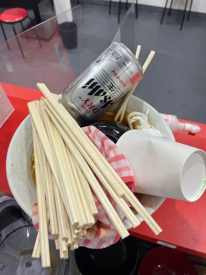 丼に大量の割りばしやビールの缶も（写真は、ラーメン ノックアウト提供）