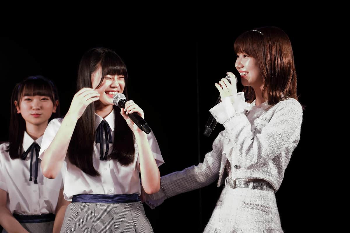 17期生で最年少の畠山希美さん（左、14）とグループ最年長の柏木由紀さん（右、30）