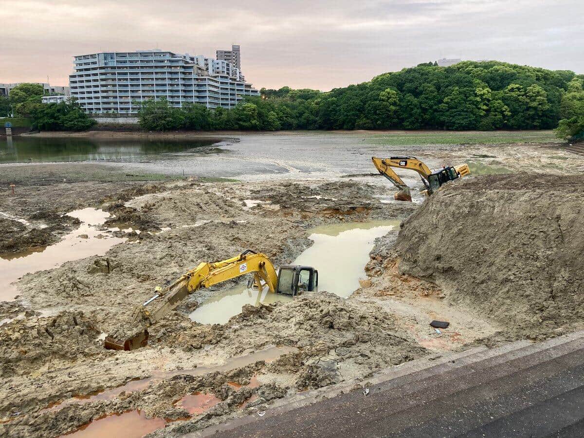 1台は水没し、1台は池に傾いた（写真は、鉄タロウ＠wuVBMeKmcgqmY2Uさん提供）