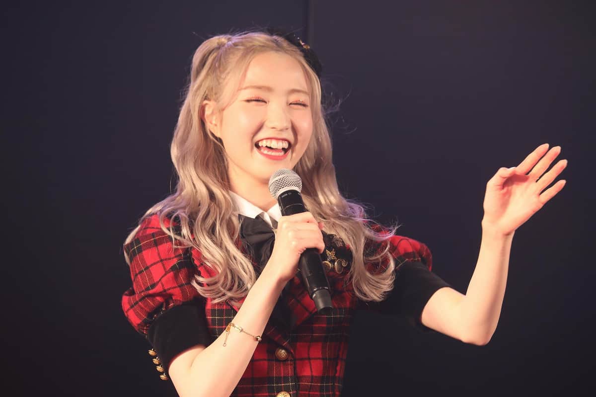 MCで満面の笑顔を見せる本田仁美さん