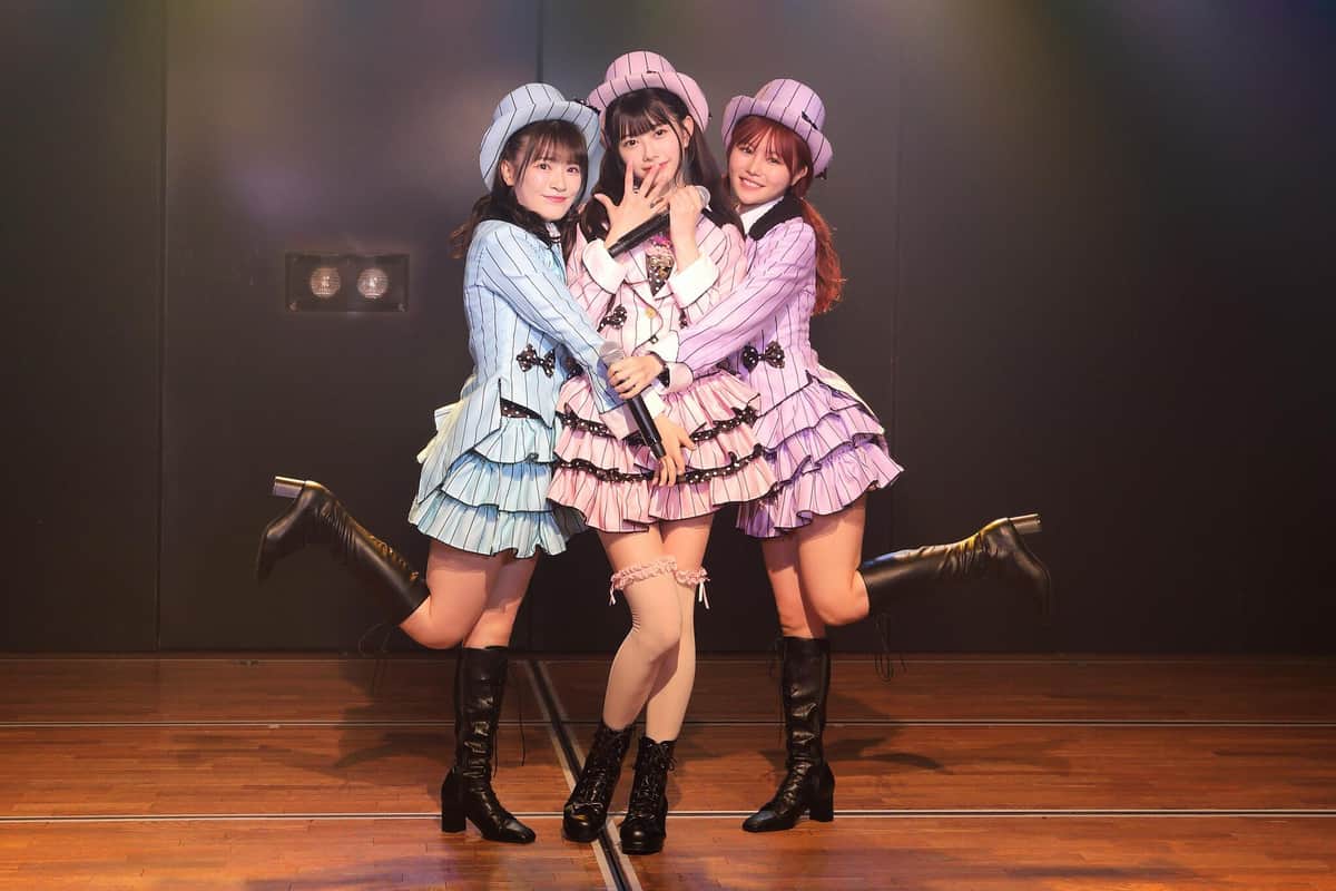 「君のc/w」。左から武藤小麟さん、千葉恵里さん、込山榛香さん