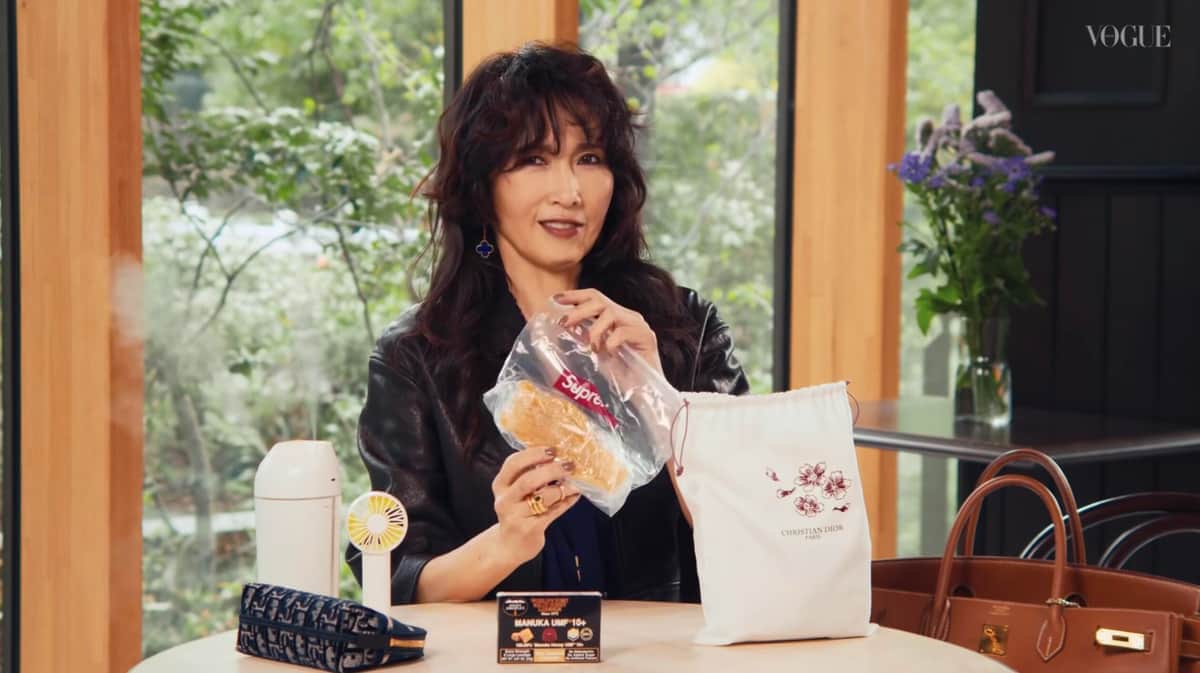 YouTubeチャンネル「VOGUE JAPAN」の2022年5月11日の動画「工藤静香がバッグの中身を披露！ お茶や懐紙etc.、役立つアイディアがたっぷり。 | In The Bag」より