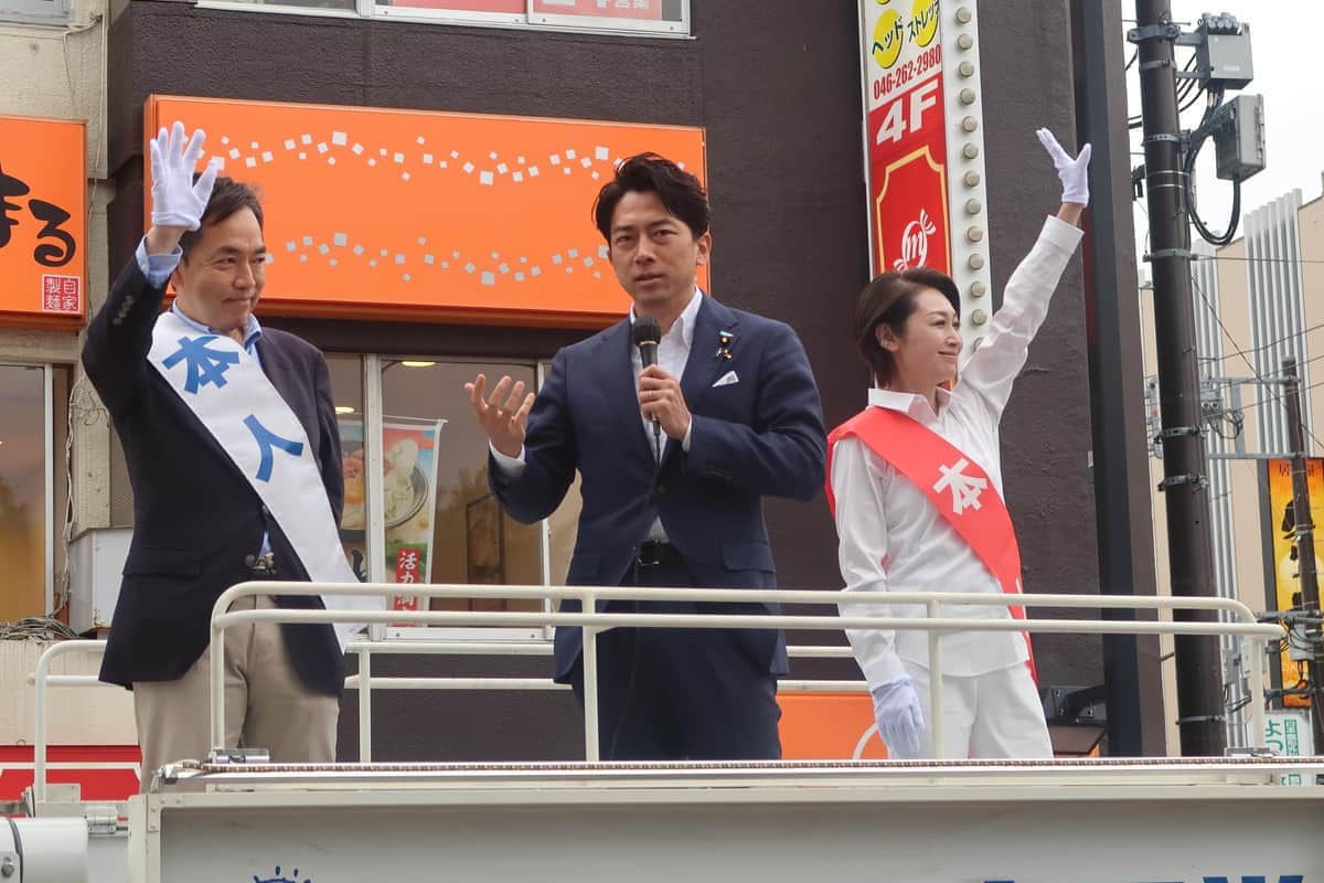 大和駅（神奈川県大和市）前で演説する自民党の小泉進次郎衆院議員（中央）。22年7月の参院選では2人擁立することを決めている。写真左が浅尾慶一郎氏、右が三原じゅん子氏