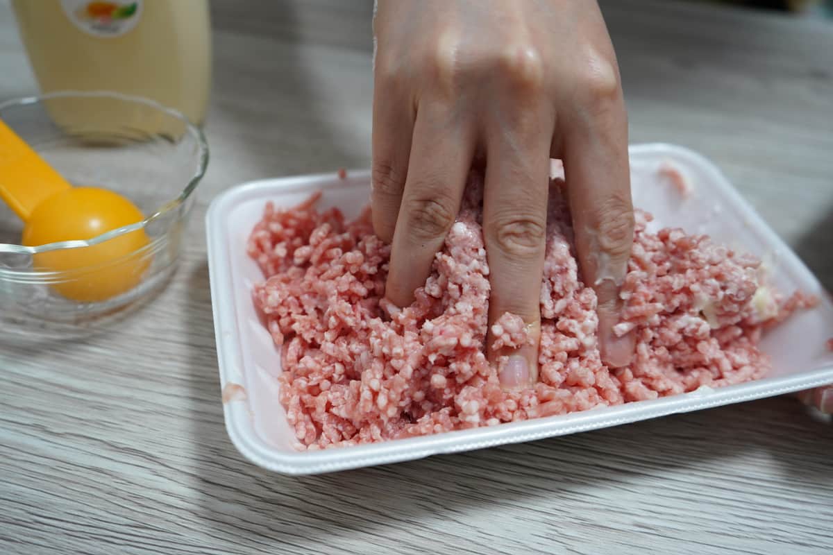 ハンバーグのようによく混ぜあわせると、ネギトロのようなピンク色に