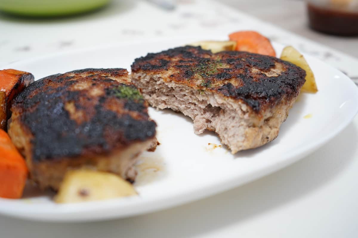 豚ひき肉かたまり焼きは、分厚くジューシー