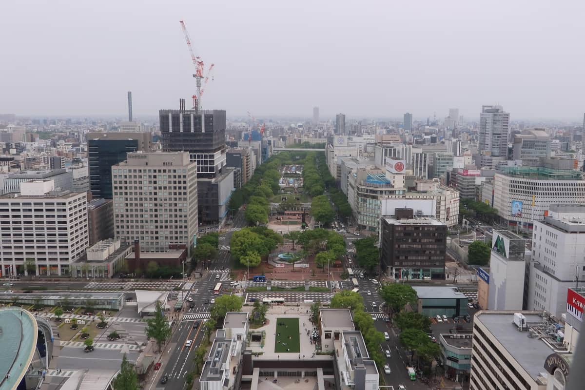 写真右側、名古屋三越の手前の黒いビルの右にある空間が栄広場