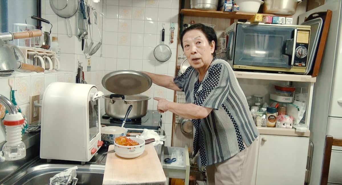 ヤン・ヨンヒ監督の母親が参鶏湯のスープを振る舞うシーン。「スープとイデオロギー」で象徴的な場面のひとつだ（C）PLACE TO BE, Yang Yonghi