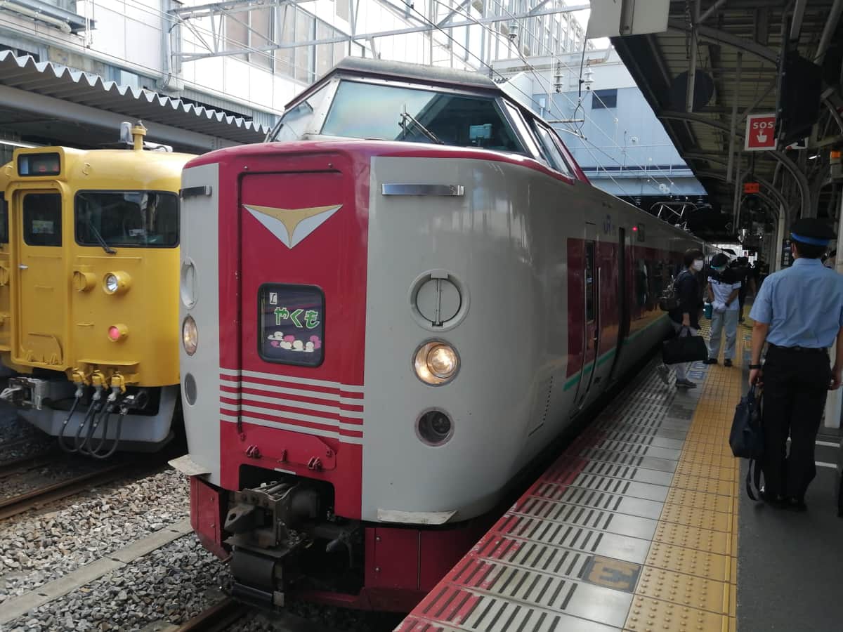 381系特急「やくも」と115系の普通列車。どちらもファン注目の存在だ（岡山駅にて）