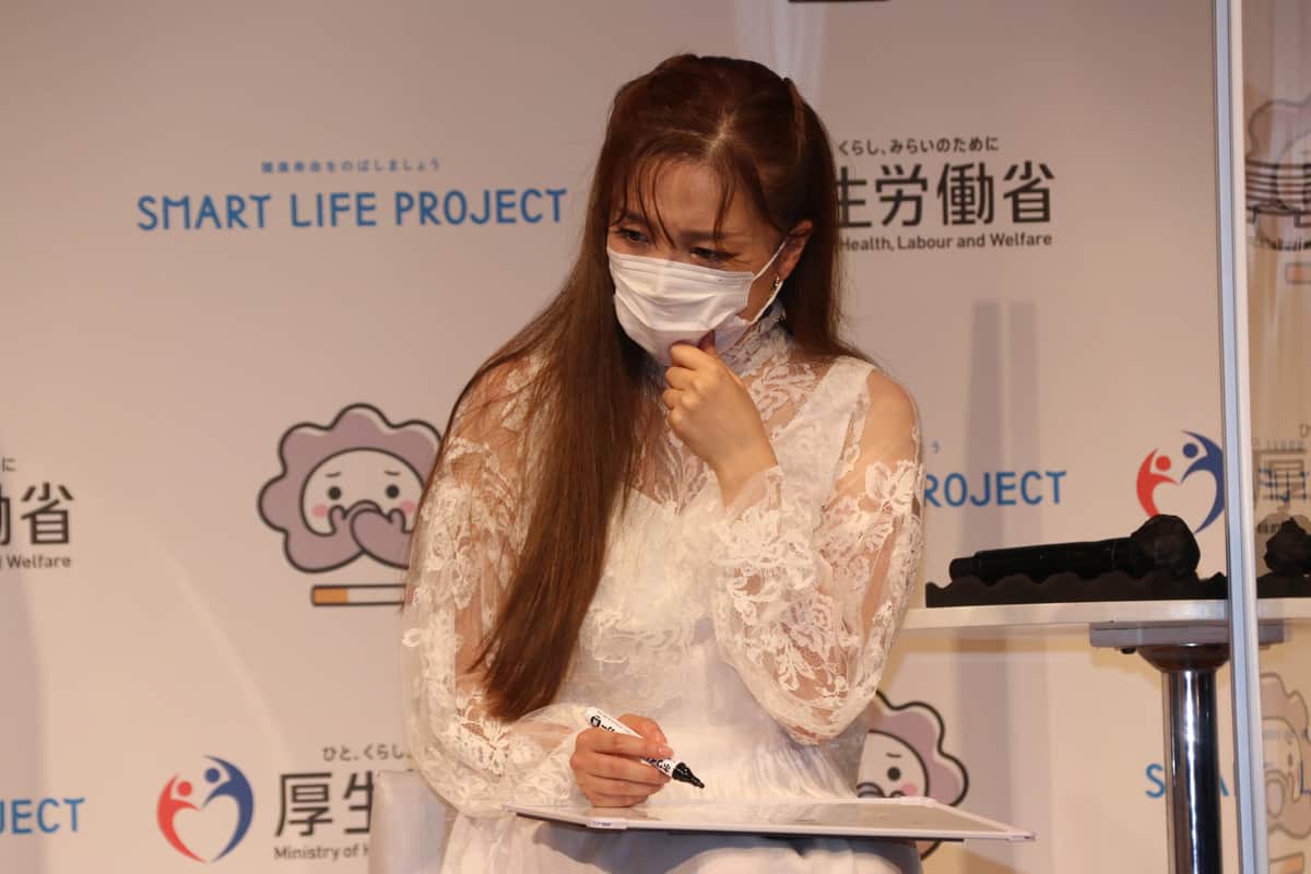 頭を抱える平原さん