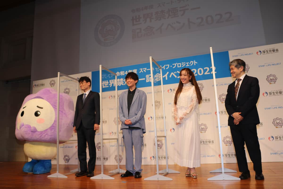 左から厚生労働省健康局健康課長の佐々木孝冶さん、松丸亮吾さん、平原綾香さん、国立研究開発法人国立がん研究センターの若尾文彦さん