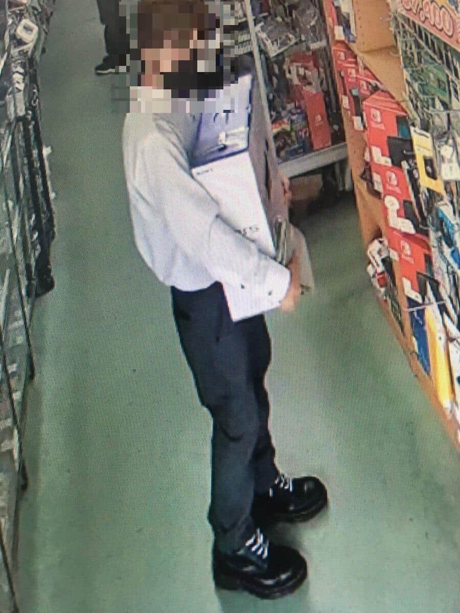 PS5の箱を両手に持つ男（写真は、MEIKOYA提供）