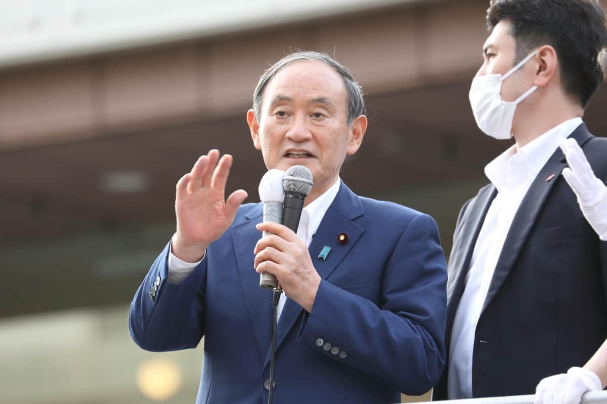 たまプラーザ駅前で演説する菅義偉前首相。「特に今は円安の弊害だけが問題になっているが、今こそ日本に来る人にとっては、こんなにいい条件はないんです！」などと話し、入国者数の上限撤廃を訴えた