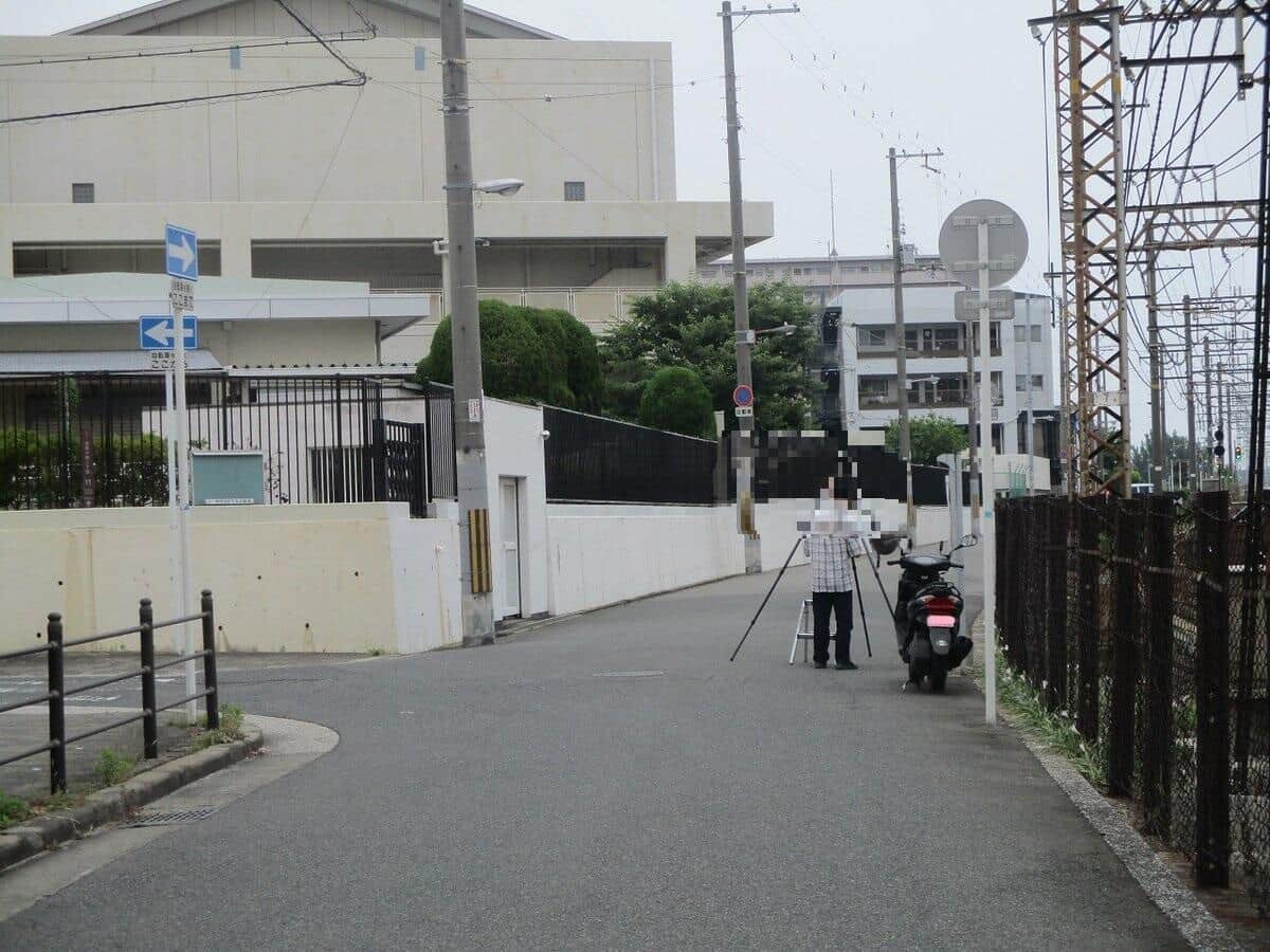 「撮り鉄」車道に三脚広げる　「誰かの迷惑行為は全員の立場なくす」苦言呈した鉄道模型店主の胸中