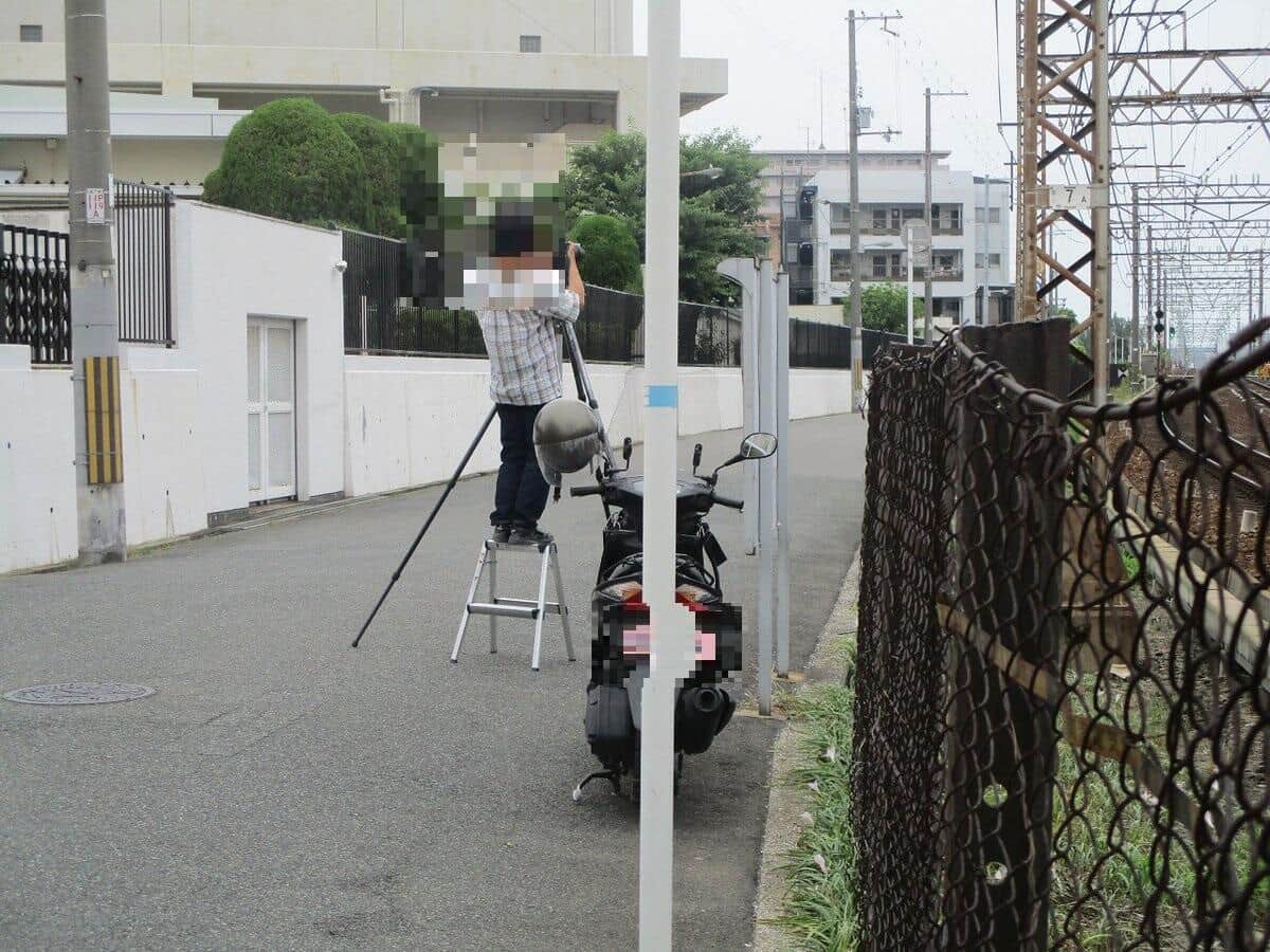 三脚を動かさず撮影に入った（写真は、モデリスモ大阪提供）
