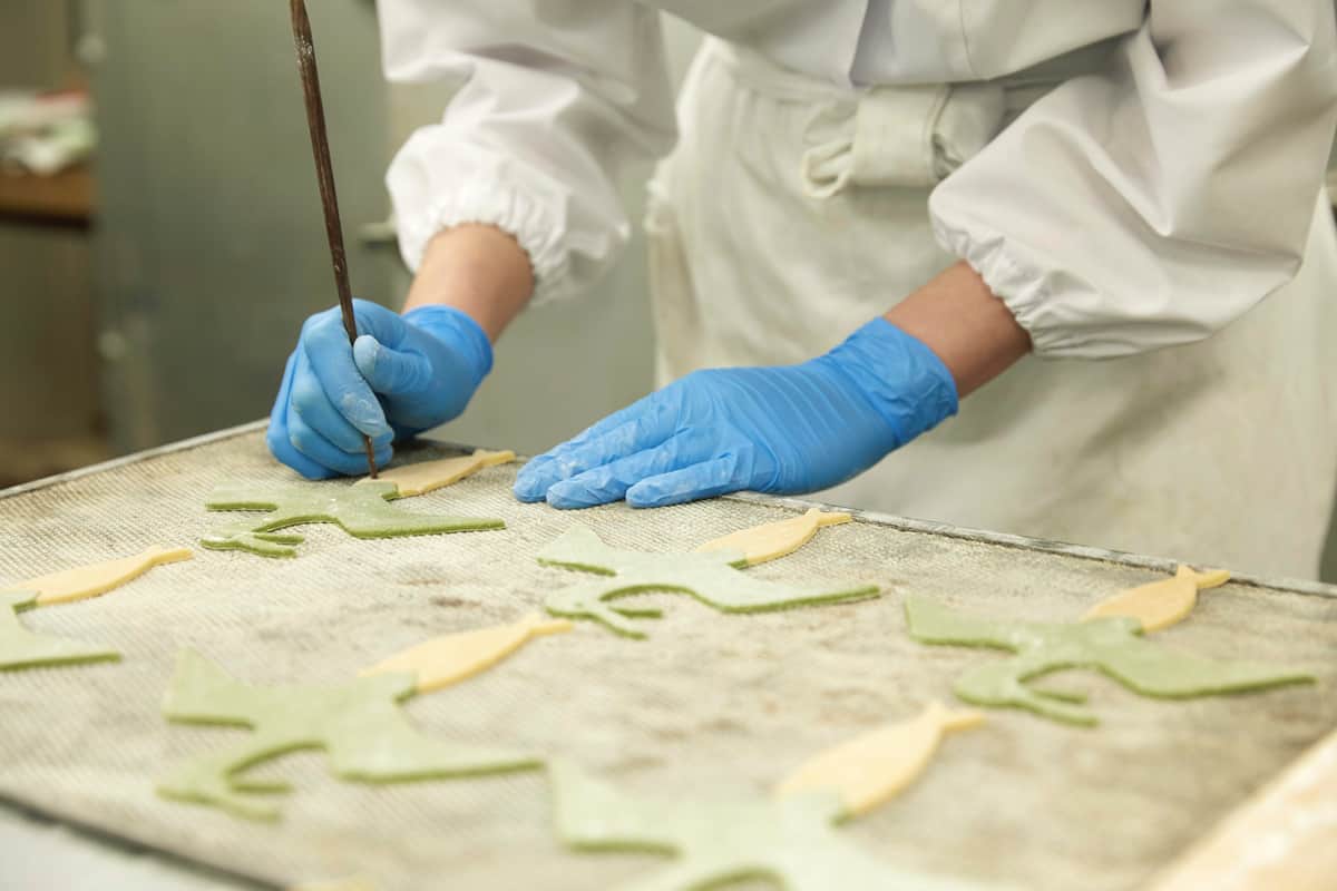 下剋上鮎の制作風景（写真提供：玉井屋本舗）