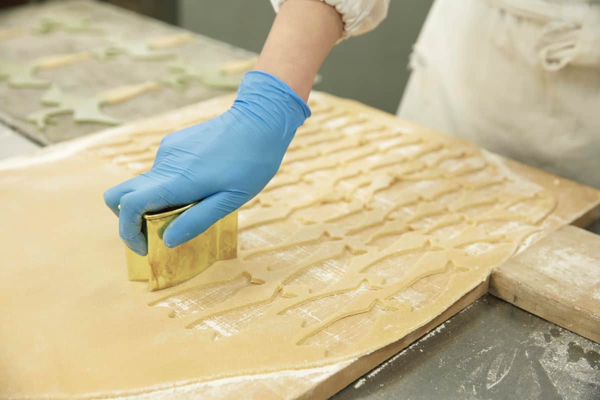 下剋上鮎の制作風景（写真提供：玉井屋本舗）