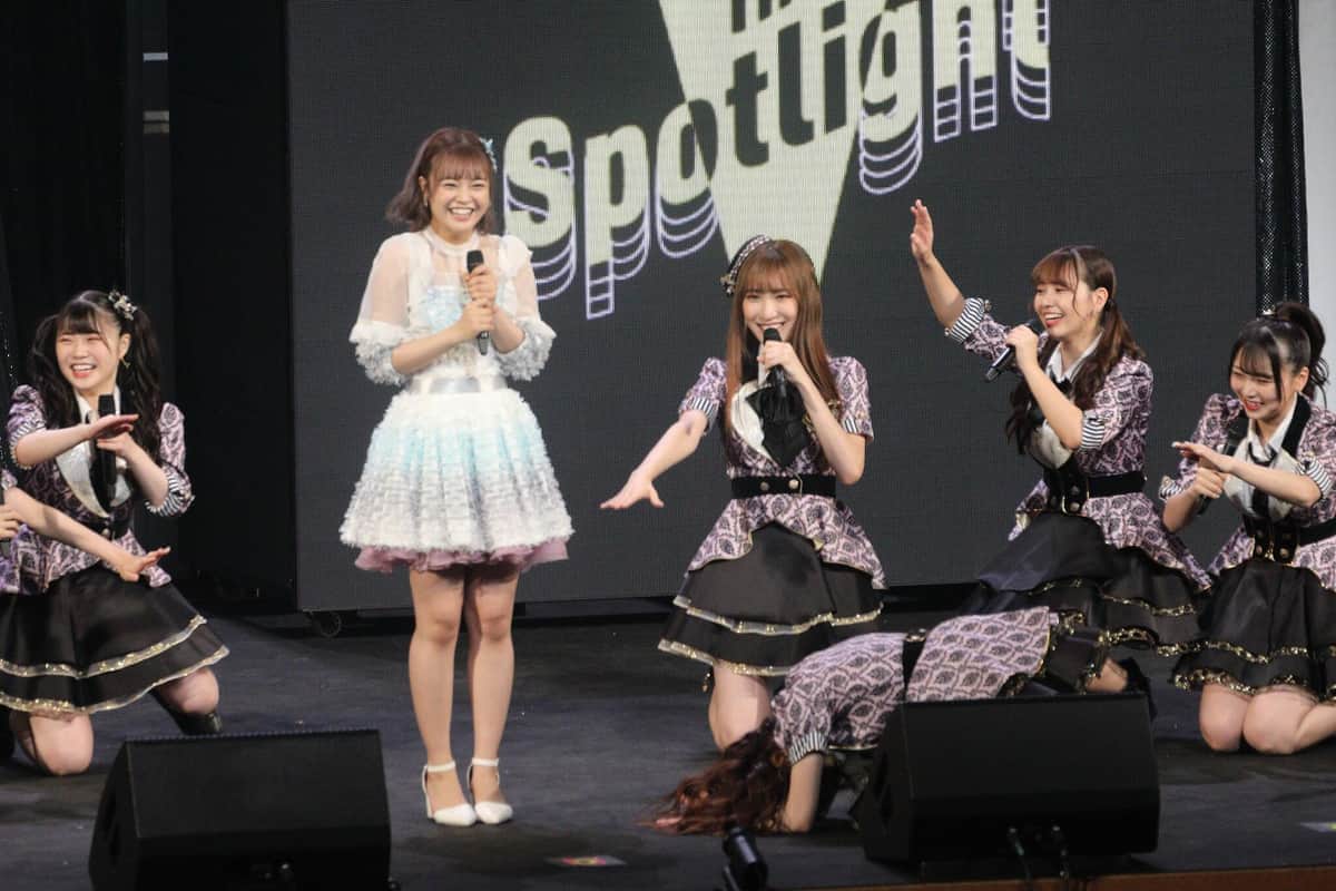 NMB48の水田詩織さんはHKT48の本村碧唯さん（中央、白の衣装）に「無茶ぶり」。「ほんま、いい加減にせえや？とりあえず、ひざまずきなさい！」という声に、出演者がいっせいにひざまずいた