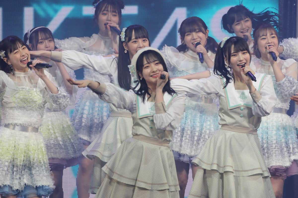 大阪・夜公演ではSTU48が登場。写真中央はSTU48の石田千穂さん
